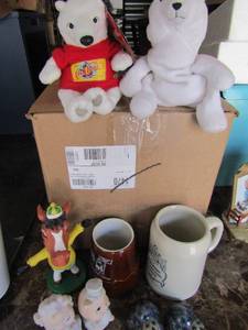 lot 115 image: Home dcor- Pigs, frogs, bobbles head horse and more