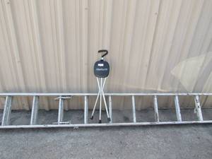 lot 122 image: Extension ladder and small stool