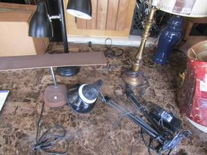 lot 126 image: Box of desktop lamps