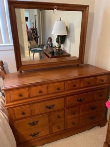 lot 63 image: Blond wood dresser 6 drawers 33x50x18 and mirror 31x39