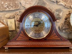 lot 14 image: Howard Miller mantle clock 11x18x6 front has gold trim face