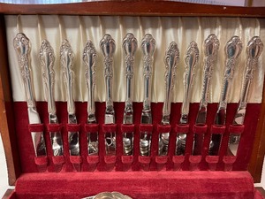 lot 1 image: 1847 Rogers BROS. Silver-plate by Oneida Service for 12 94 pieces includes serving pieces HERITAGE PATTERN  & Beauty Secrets 1881 Rogers  SILVERWARE BOX