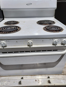 lot 110 image: Crosby 4 burner electric stove needs cleaning but unknown working order
