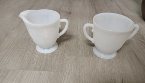 lot 146 image: SUGAR & CREAMER TRANSLUCENT MILK GLASS