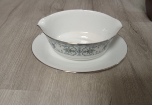 lot 143 image: Noritake China  Burlington 2081 - GRAVY BOAT ON ATTACHED TRAY