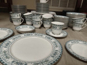 lot 140 image: Noritake China Dinnerware Set Burlington 2081  - 12 Dinner plates, 12 BREAD PLATES, 12 SALAD PLATES, 12 BERRY BOWLS, 12 SOUP BOWLS, 12 TEA CUPS, 12 SAUCERS - 84 PCS