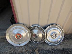 lot 378 image: 5 mixed vintage ford hubcaps