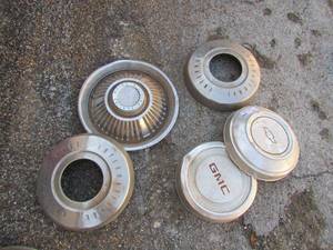 lot 381 image: 5 hubcaps chevyfordinternational brands