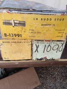 lot 390 image: LH budd stud B-13991 Ford tuaa 1119 model ford f900 --- 2 boxes wheel amd rim parts x-1073