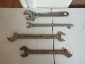 lot 95 image: 3 broken wrenches and 1 pair of cressent