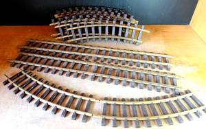 lot 32 image: SELECTION OF VINATGE METAL TRAIN TRACKS AS SHOWN