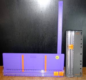lot 35 image: FISCARS LOT OF PAPER CUTTING TRIMMERS AS SHOWN