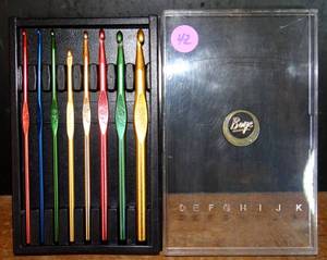 lot 42 image: BOYE ALUMINUM CROCHET HOOKS - CASE WITH 8 DIFFERENT SIZES