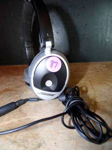 lot 87 image: BOSE ON EAR WIRED HEADPHONES