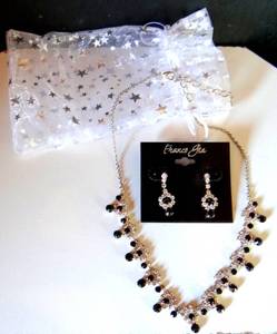 lot 93 image: BEAUTIFUL KOHLS GEMSTONE EARRINGS AND NECKLACE