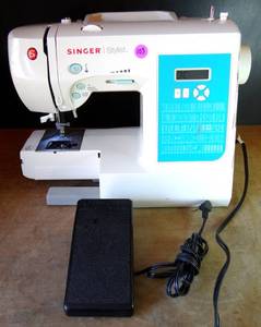 lot 103 image: Singer Stylist 7258 Sewing Machine  100-Stitch wPedal $$$