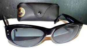 lot 219 image: RAY BAN VAGABOND SUNGLASSES WITH CASE