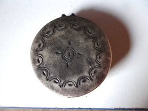 lot 305 image: SMALL ROUND PILLSTORAGE BOX 2 - BELIEVE THIS IS UNMARKED SILVER