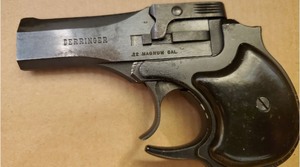 lot 31 image: DERRINGER 22 MAGNUM  HIGH STANDARD  D77766  IN LEATHER CASE