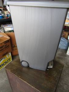 lot 37 image: Simple Human foot open Trash can like new