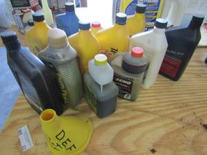 lot 82 image: Assorted open bottles of oil, GM transmission fluid