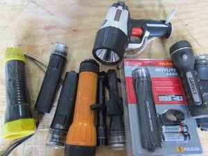 lot 104 image: Lot of small hand held flash lights all work