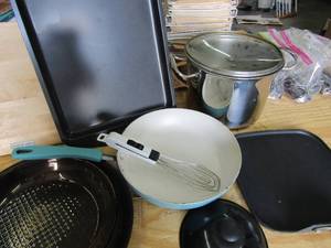 lot 118 image: used lot of pots and pans, cutting board and cookie sheets