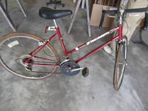 lot 146 image: Tempo 10 speed bike needs tires aired up good seat, chain and gears