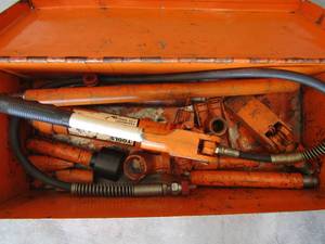 lot 215 image: Orange tool box,4ton hydraulic body frame repair used