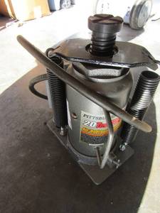 lot 227 image: Pittsburg20 ton air hydraulic battle jack