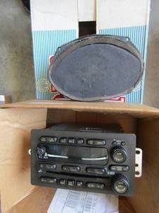 lot 252 image: DEL path Delco Car CDAMFM stereo plus 2 speakers