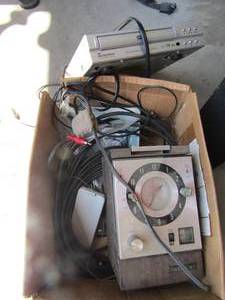 lot 255 image: Vintage Song clock   Cyber home DVD player