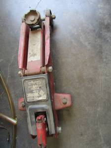 lot 273 image: Hydraulic floor jack