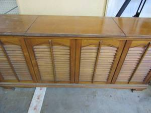 lot 299 image: Silverton Solid State Sears twin table AMFM STEREO TURNTABLE Console 27x5x17