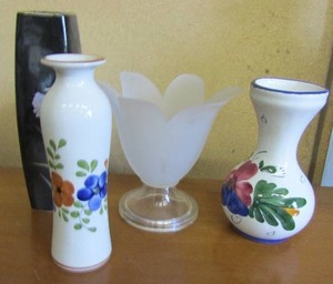 lot 306 image: 2 white and 1 black vase