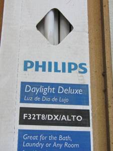 lot 314 image: Pack of Phillips Daylight Deluxe T8-32 watt light bulbs