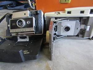 lot 328 image: Polaroid 800 series vintage camera with detachable flash all in case with paperwork