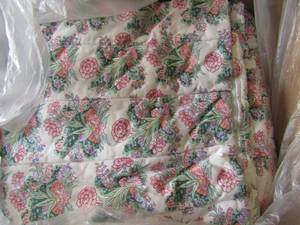 lot 340 image: King size floral comforter