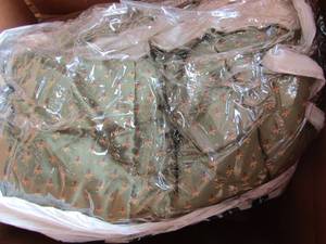 lot 343 image: Luxury comfort twin bed spread