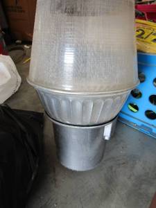 lot 355 image: crate o wire and 1 pole light