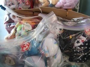 lot 374 image: Ty beanie babies  -  sea creatures, snowman, elephant and redwhite Blue