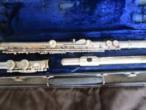 lot 376 image: Armstrong  FLUTE  comes with carrying case