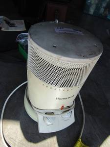 lot 377 image: Honey well electronic heater fan