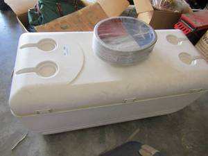 lot 382 image: Pack of 50 Texas paper plates and white igloo ice chest with cups on top