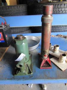 lot 447 image: 2 hydraulic battle jacks,  4 PIPE BRACKETFEET