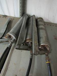 lot 470 image: Large Gease guns x3