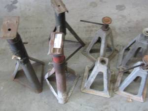 lot 522 image: 7 Jack stands