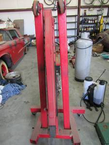 lot 532 image: Red rolling motor hoist