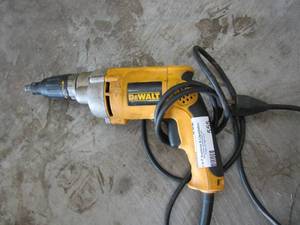 lot 555 image: DeWalt electric drill