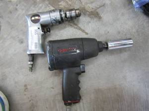 lot 556 image: 2 Husky impact drills